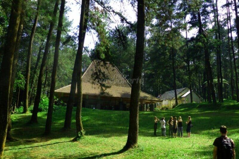 Combong Valley, 1. Baturraden, 2. Pancuran Telu dan Pitu, 3. Gua Sarabadak, 4. Combong Valley, 5. Dreamland Park, 6. Telaga Sunyi, 7. Gunung Slamet, 8. Curug Cipendok, 9. Gua Maria Kaliori, 10. Pemandian Kalibacin