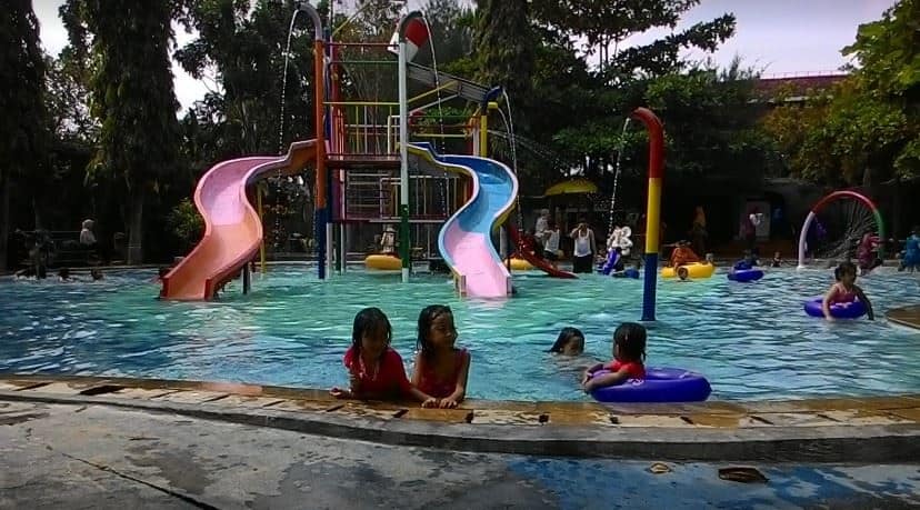 Dumilah Water Park, 1. Taman Wisata Umbul, 2. Situs Nglambangan, 3. Waduk Kedungbrubus, 4. Sun City Water and Theme Park, 5. Dumilah Water Park, 6. Masjid Kuno Kuncen, 7. Wana Wisata Grape, 8. Air Terjun Krecekan Denu, 9. Air Terjun Serondo, 10. Monumen Kresek