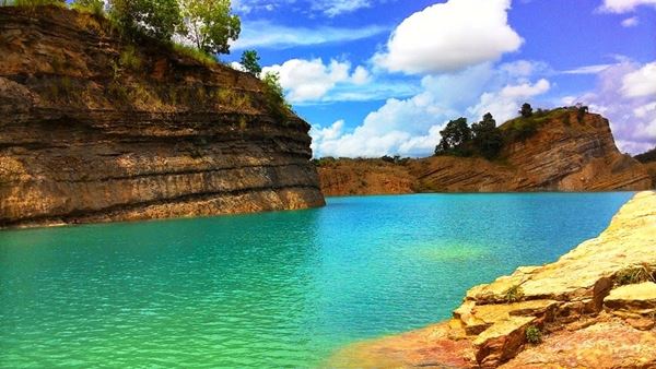 Danau Biru Pengaron, 1. Pulau Kembang, 2. Pasar Terapung, 3. Masjid Raya Sabilal Muhtadin, 4. Taman Siring Sungai Martapura, 5. Taman Maskot, 6. Jembatan Barito, 7. Pasar Intan Cahaya Bumi Selamat, 8. Masjid Sultan Suriansyah, 9. Kampung Sasirangan, 10. Museum Wasaka, 11. Pantai Joras, 12. Pulau Birah-birahan, 13. Pulau Samber Gelap, 14. Danau Biru Pengaron, 15. Puncak Bukit Lebak Naga