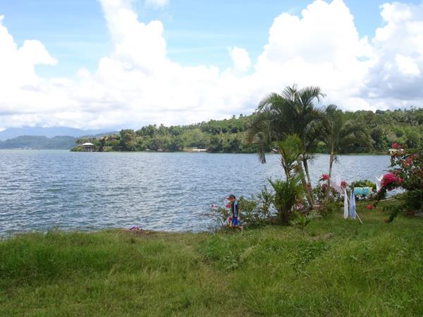 Danau Tondano, 1. Taman Laut Bunaken, 2. Pantai Malalayang, 3. Pulau Lihaga, 4. Pulau Siladen, 5. Arung Jeram Timbukar, 6. Monumen Yesus Memberkati, 7. Danau Tondano, 8. Kota Bunga Tomohon, 9. Taman Wisata Tandurusa, 10. Manado Tua, 11. Bukit Kasih, 12. Pulau Lembeh, 13. Taman Laut Tumbak, 14. Air Terjun Kima Atas, 15. Waruga Sawangan