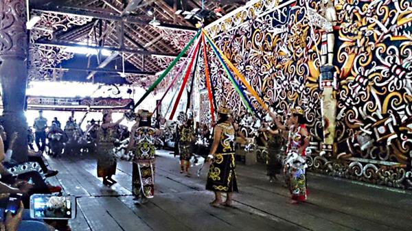 Desa Budaya Pampang, 1. Pulau Beras Basah, 2. Air Terjun Tanah Merah, 3. Masjid Islamic Center Samarinda, 4. Telaga Permai Batu Besaung, 5. Tjiu’s Palace Samarinda, 6. Kebun Raya Unmul Samarinda, 7. Taman Rekreasi Lembah Hijau, 8. Kampung Tenun Samarinda, 9. Desa Budaya Pampang, 10. Pulau Kumala