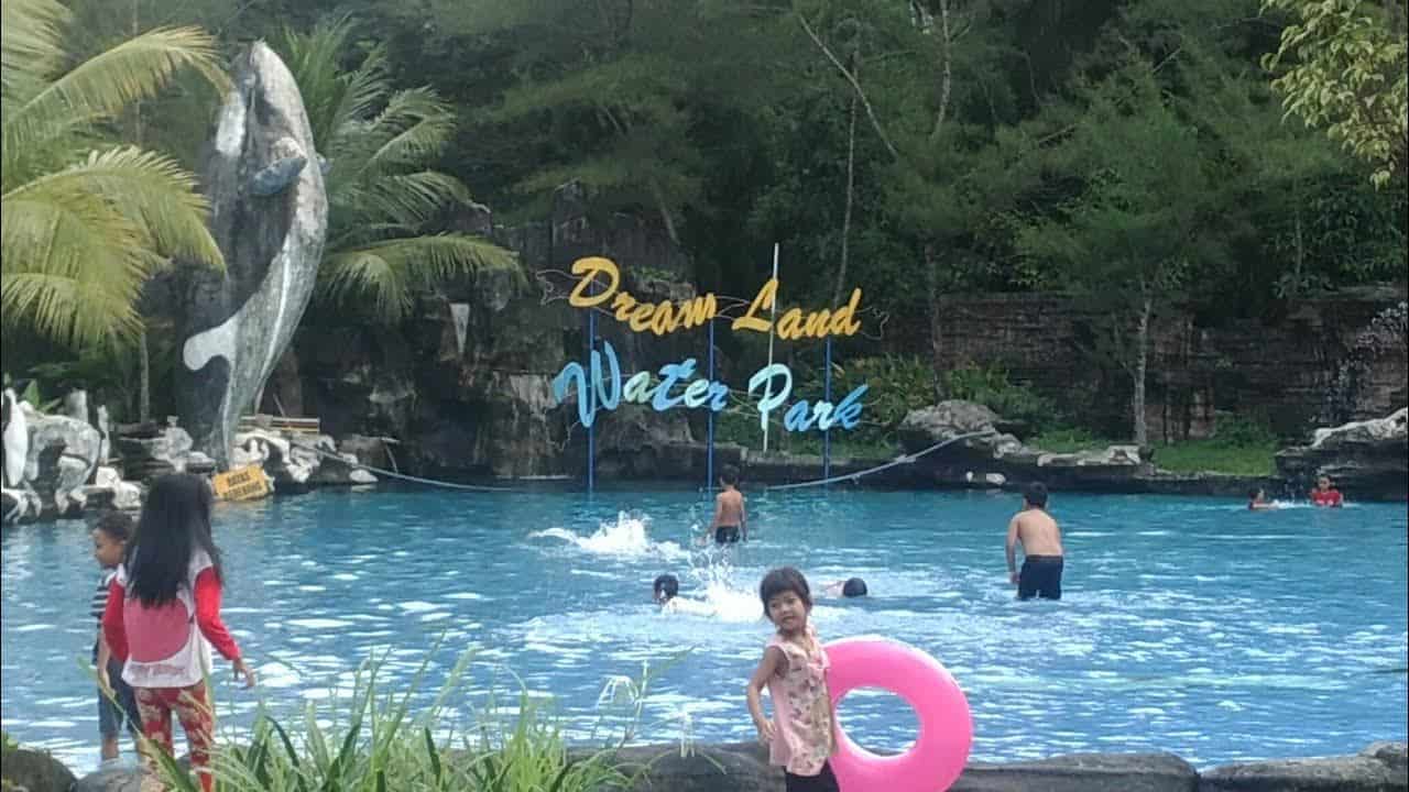Dreamland Park, 1. Baturraden, 2. Pancuran Telu dan Pitu, 3. Gua Sarabadak, 4. Combong Valley, 5. Dreamland Park, 6. Telaga Sunyi, 7. Gunung Slamet, 8. Curug Cipendok, 9. Gua Maria Kaliori, 10. Pemandian Kalibacin