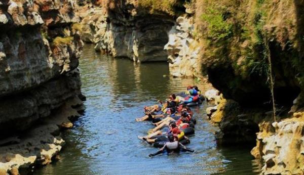 Gua Pindul tempat wisata di gunung kidul, 1. Gua Pindul, 2. Pantai Indrayanti, 3. Pantai Baron, 4. Pantai Siung, 5. Pantai Pok Tunggal, 6. Air Terjun Sri Gethuk, 7. Pantai Sundak, 8. Pantai Lambor, 9. Pantai Ngetun, 10. Bukit Bintang, 11. Goa Kalisuci, 12. Luweng Sampang, 13. Pantai Timang, 14. Telaga Biru Semin, 15. Pantai Watu Kodok
