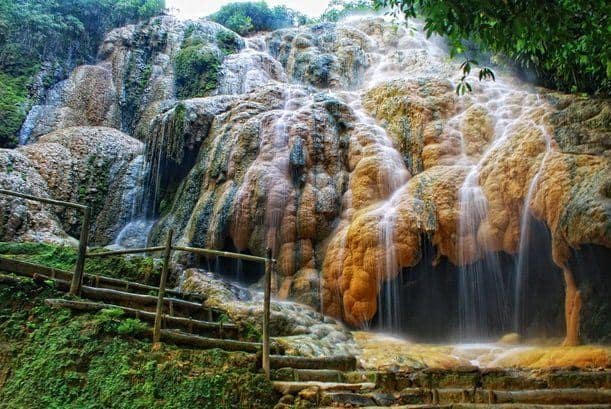 Gua Sabaradak, 1. Baturraden, 2. Pancuran Telu dan Pitu, 3. Gua Sarabadak, 4. Combong Valley, 5. Dreamland Park, 6. Telaga Sunyi, 7. Gunung Slamet, 8. Curug Cipendok, 9. Gua Maria Kaliori, 10. Pemandian Kalibacin