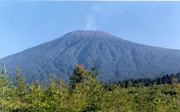 Gunung Slamet, 1. Baturraden, 2. Pancuran Telu dan Pitu, 3. Gua Sarabadak, 4. Combong Valley, 5. Dreamland Park, 6. Telaga Sunyi, 7. Gunung Slamet, 8. Curug Cipendok, 9. Gua Maria Kaliori, 10. Pemandian Kalibacin