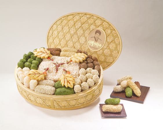 Hangwa, 1. Kosmetik, 2. Ginseng, 3. Magnet, 4. Hanbok, 5. Makanan Ringan Korea, 6. Hangwa, 7. Figurin Hanbok, 9. Bantal Tradisional Korea, 11. Peralatan Memasak, 12. Hanji, 13. Makgeolli, 14. Buchae, 15. Dojang