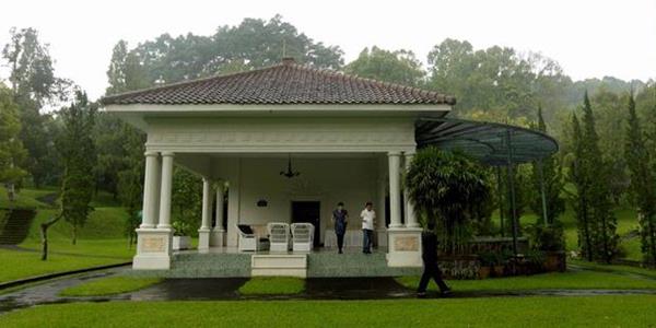 Istana Presiden Cipanas, 1. Kebun Raya Cibodas, 2. Taman Bunga Nusantara, 3. Situs Gunung Padang, 4. Pantai Jayanti, 5. Curug Citambur, 6. Telaga Biru, 7. Arung Jeram Sungai Cikundul, 8. Istana Presiden Cipanas, 9. Gunung Gede, 10. Waduk Jangari