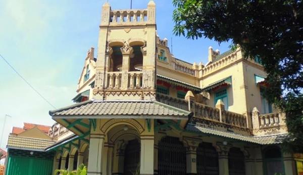 Kota Lama Gresik, 1. Telaga Ngipik, 2. Pulau Bawean, 3. Pantai Delegan, 4. Bukit Jamur, 5. Goa Gelang Agung, 6. Petilasan Sunan Kalijaga, 7. Gunung Kapur Sekapuk, 8. Kota Lama Gresik, 9. Sendang Banyu Biru Lowayu, 10. Makam Sunan Gresik, 11. Pulau Gili Noko, 12. Sendang Pancuran Gosari, 13. Pantai Pulau Cina, 14. Banyu Urip Mangrove Center, 15. Pulau Noko Selayar