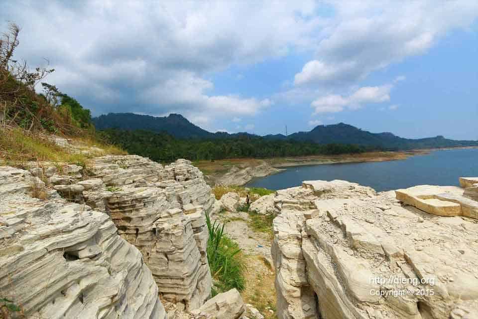 Lubang Sewu, 1. Kawah Dieng, 2. Telaga Warna, 3. Telaga Merdada, 4. Air Terjun Sikarim, 5. Kebun Teh Tambi, 6. Waduk Wadaslintang, 7. Arung Jeram Serayu, 8. Candi Dieng, 9. Sumur Jalatunda, 10. Bukit Sikunir, 11. Pemandian Air Hangat Kalianget, 12. Curug Winong, 13. Telaga Cebong, 14. Lubang Sewu, 15. Kebun Teh dan Kolam Renang Tanjungsari
