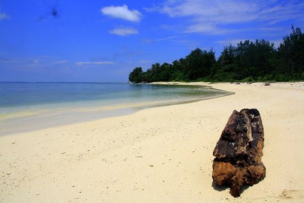 Pulau Birah-birahan, 1. Pulau Kembang, 2. Pasar Terapung, 3. Masjid Raya Sabilal Muhtadin, 4. Taman Siring Sungai Martapura, 5. Taman Maskot, 6. Jembatan Barito, 7. Pasar Intan Cahaya Bumi Selamat, 8. Masjid Sultan Suriansyah, 9. Kampung Sasirangan, 10. Museum Wasaka, 11. Pantai Joras, 12. Pulau Birah-birahan, 13. Pulau Samber Gelap, 14. Danau Biru Pengaron, 15. Puncak Bukit Lebak Naga