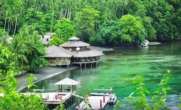 Pulau Lembeh, 1. Taman Laut Bunaken, 2. Pantai Malalayang, 3. Pulau Lihaga, 4. Pulau Siladen, 5. Arung Jeram Timbukar, 6. Monumen Yesus Memberkati, 7. Danau Tondano, 8. Kota Bunga Tomohon, 9. Taman Wisata Tandurusa, 10. Manado Tua, 11. Bukit Kasih, 12. Pulau Lembeh, 13. Taman Laut Tumbak, 14. Air Terjun Kima Atas, 15. Waruga Sawangan