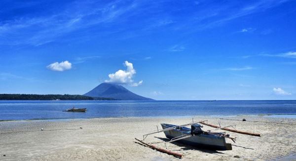 Pulau Siladen, 1. Taman Laut Bunaken, 2. Pantai Malalayang, 3. Pulau Lihaga, 4. Pulau Siladen, 5. Arung Jeram Timbukar, 6. Monumen Yesus Memberkati, 7. Danau Tondano, 8. Kota Bunga Tomohon, 9. Taman Wisata Tandurusa, 10. Manado Tua, 11. Bukit Kasih, 12. Pulau Lembeh, 13. Taman Laut Tumbak, 14. Air Terjun Kima Atas, 15. Waruga Sawangan