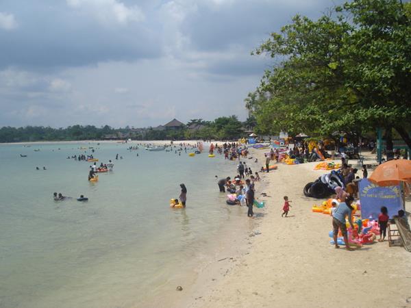 Pantai Bandengan, 1. Kepulauan Karimunjawa, 2. Pantai Bandengan, 3. Pantai Pungkruk, 4. Pantai Ombak Mati, 5. Masjid Mantingan, 6. Museum R.A. Kartini, 7. Pantai Kartini, 8. Pulau Panjang, 9. Pantai Teluk Awur, 10. Air Terjun Songgolangit
