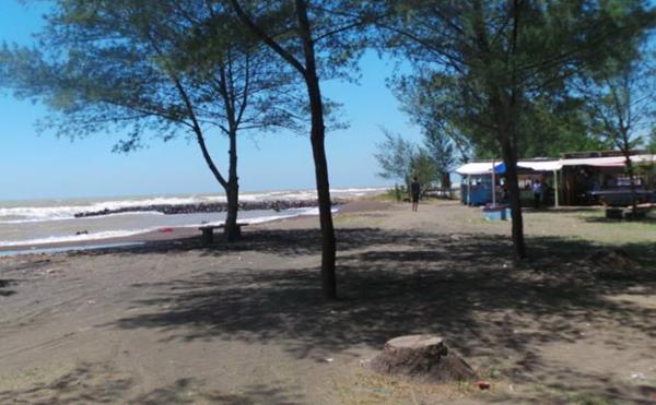 Pantai Depok, 1. Museum Batik, 2. Curug Bajing, 3. Kebun Teh Pagilaran, 4. Pantai Pasir Kencana, 5. Pantai Slamaran Indah, 6. Desa Wisata Lolong, 7. Linggo Asri, 8. Pantai Depok, 9. International Batik Center, 10. Gunung dan Curug Rogojembangan