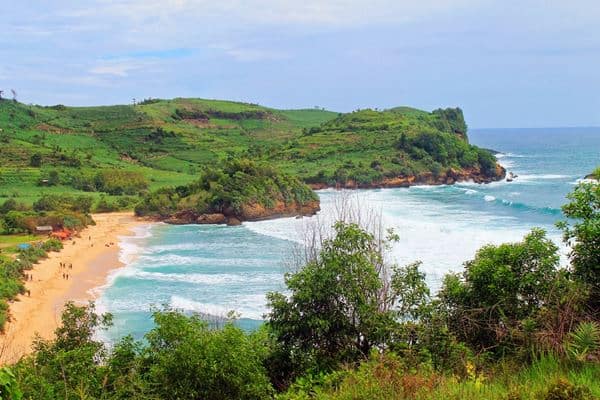 Pantai Gondo Mayit, 1. Makam Bung Karno, 2. Candi Penataran, 3. Pantai Pangi, 4. Pantai Peh Pulo, 5. Petilasan Rambut Monte, 6. Agrowisata Karangsari, 7. Pantai Tambakrejo, 8. Rafting Soko, 9. Pemandian Sumber Udel, 10. Pantai Serang, 11. Pantai Jolosutro, 12. Goa Embultuk, 13. Candi Gambar Wetan, 14. Pantai Gondo Mayit, 15. Coban Wilis