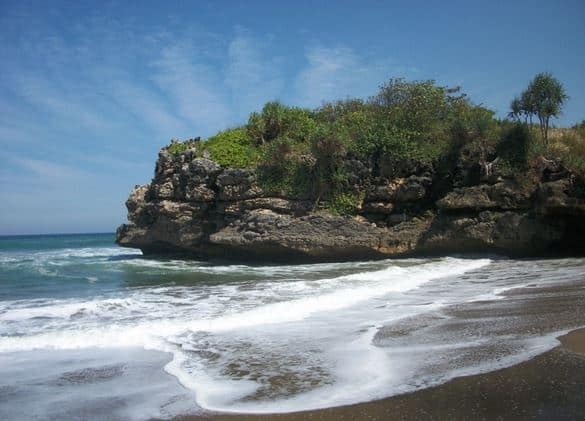 Pantai Jolosutro, 1. Makam Bung Karno, 2. Candi Penataran, 3. Pantai Pangi, 4. Pantai Peh Pulo, 5. Petilasan Rambut Monte, 6. Agrowisata Karangsari, 7. Pantai Tambakrejo, 8. Rafting Soko, 9. Pemandian Sumber Udel, 10. Pantai Serang, 11. Pantai Jolosutro, 12. Goa Embultuk, 13. Candi Gambar Wetan, 14. Pantai Gondo Mayit, 15. Coban Wilis