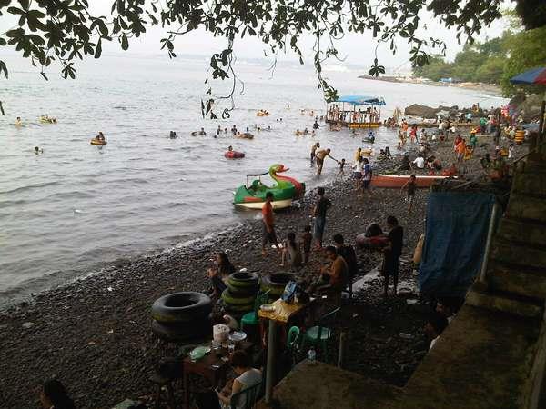 Pantai Malalayang, 1. Taman Laut Bunaken, 2. Pantai Malalayang, 3. Pulau Lihaga, 4. Pulau Siladen, 5. Arung Jeram Timbukar, 6. Monumen Yesus Memberkati, 7. Danau Tondano, 8. Kota Bunga Tomohon, 9. Taman Wisata Tandurusa, 10. Manado Tua, 11. Bukit Kasih, 12. Pulau Lembeh, 13. Taman Laut Tumbak, 14. Air Terjun Kima Atas, 15. Waruga Sawangan