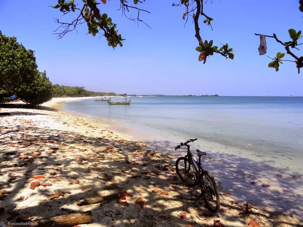 Pantai Ombak Mati, 1. Kepulauan Karimunjawa, 2. Pantai Bandengan, 3. Pantai Pungkruk, 4. Pantai Ombak Mati, 5. Masjid Mantingan, 6. Museum R.A. Kartini, 7. Pantai Kartini, 8. Pulau Panjang, 9. Pantai Teluk Awur, 10. Air Terjun Songgolangit
