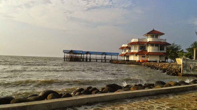 Pantai Pasir Kencana, 1. Museum Batik, 2. Curug Bajing, 3. Kebun Teh Pagilaran, 4. Pantai Pasir Kencana, 5. Pantai Slamaran Indah, 6. Desa Wisata Lolong, 7. Linggo Asri, 8. Pantai Depok, 9. International Batik Center, 10. Gunung dan Curug Rogojembangan