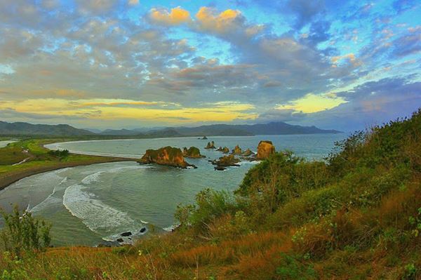 Pantai Payangan, 1. Pantai Paseban, 2. Pantai Puger, 3. Pantai Papuma, 4. Pantai Bandealit, 5. Tiara Waterpark, 6. Pemandian Kebon Agung, 7. Pantai Watu Ulo, 8. Air Terjun Tancak Jember, 9. Taman Botani, 10. Puncak Rembangan, 11. Kebun Teh Gunung Gambir, 12. Air Terjun Antrokan Manggisan, 13. Pantai Payangan, 14. Pemandian Patemon, 15. Situs Duplang