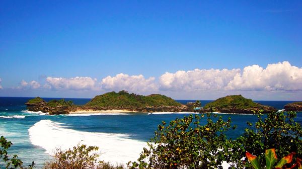Pantai Peh Pulo, 1. Makam Bung Karno, 2. Candi Penataran, 3. Pantai Pangi, 4. Pantai Peh Pulo, 5. Petilasan Rambut Monte, 6. Agrowisata Karangsari, 7. Pantai Tambakrejo, 8. Rafting Soko, 9. Pemandian Sumber Udel, 10. Pantai Serang, 11. Pantai Jolosutro, 12. Goa Embultuk, 13. Candi Gambar Wetan, 14. Pantai Gondo Mayit, 15. Coban Wilis