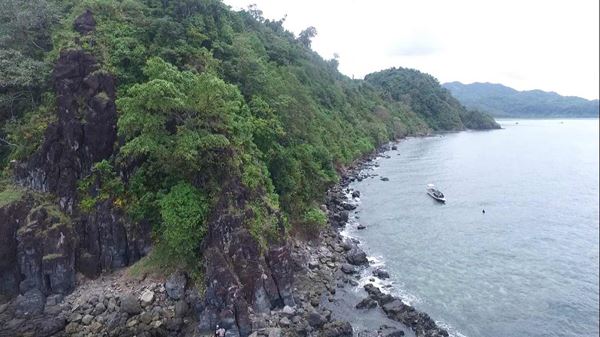 Pantai Pulau Cina, 1. Telaga Ngipik, 2. Pulau Bawean, 3. Pantai Delegan, 4. Bukit Jamur, 5. Goa Gelang Agung, 6. Petilasan Sunan Kalijaga, 7. Gunung Kapur Sekapuk, 8. Kota Lama Gresik, 9. Sendang Banyu Biru Lowayu, 10. Makam Sunan Gresik, 11. Pulau Gili Noko, 12. Sendang Pancuran Gosari, 13. Pantai Pulau Cina, 14. Banyu Urip Mangrove Center, 15. Pulau Noko Selayar