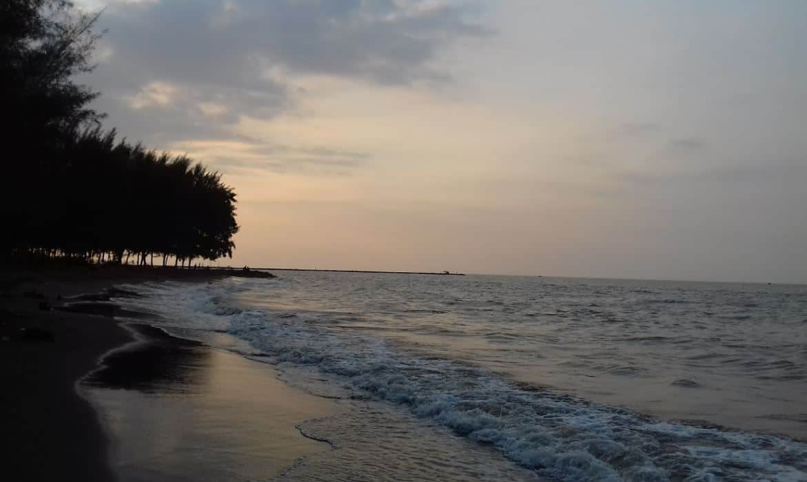 Pantai Slamaran Indah, 1. Museum Batik, 2. Curug Bajing, 3. Kebun Teh Pagilaran, 4. Pantai Pasir Kencana, 5. Pantai Slamaran Indah, 6. Desa Wisata Lolong, 7. Linggo Asri, 8. Pantai Depok, 9. International Batik Center, 10. Gunung dan Curug Rogojembangan
