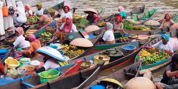 Pasar Terapung, 1. Pulau Kembang, 2. Pasar Terapung, 3. Masjid Raya Sabilal Muhtadin, 4. Taman Siring Sungai Martapura, 5. Taman Maskot, 6. Jembatan Barito, 7. Pasar Intan Cahaya Bumi Selamat, 8. Masjid Sultan Suriansyah, 9. Kampung Sasirangan, 10. Museum Wasaka, 11. Pantai Joras, 12. Pulau Birah-birahan, 13. Pulau Samber Gelap, 14. Danau Biru Pengaron, 15. Puncak Bukit Lebak Naga