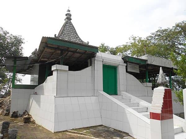 Petilasan Sunan Kalijaga, 1. Telaga Ngipik, 2. Pulau Bawean, 3. Pantai Delegan, 4. Bukit Jamur, 5. Goa Gelang Agung, 6. Petilasan Sunan Kalijaga, 7. Gunung Kapur Sekapuk, 8. Kota Lama Gresik, 9. Sendang Banyu Biru Lowayu, 10. Makam Sunan Gresik, 11. Pulau Gili Noko, 12. Sendang Pancuran Gosari, 13. Pantai Pulau Cina, 14. Banyu Urip Mangrove Center, 15. Pulau Noko Selayar