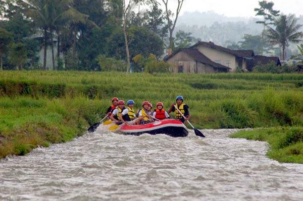 Rafting Soko, 1. Makam Bung Karno, 2. Candi Penataran, 3. Pantai Pangi, 4. Pantai Peh Pulo, 5. Petilasan Rambut Monte, 6. Agrowisata Karangsari, 7. Pantai Tambakrejo, 8. Rafting Soko, 9. Pemandian Sumber Udel, 10. Pantai Serang, 11. Pantai Jolosutro, 12. Goa Embultuk, 13. Candi Gambar Wetan, 14. Pantai Gondo Mayit, 15. Coban Wilis