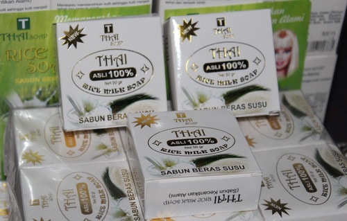 Sabun Beras, 1. Kaos Thailand, 2. Celana Muay Thai, 3. Mango Sticky Rice, 4. Keripik Durian, 5. Pajangan Dinding Berpayet, 6. Gantungan Kunci / Magnet Thailand, 7. Thailand Nestea, 8. Miniatur Tuk Tuk, 9. Celana Sarong, 10. Sabun Beras, 11. Snack Cumi-Cumi Bento, 12. Permen Susu Royal Chitralada, 13. Miniatur Gajah Thailand, 14. Kain Sutra Thailand, 15. Produk Spa