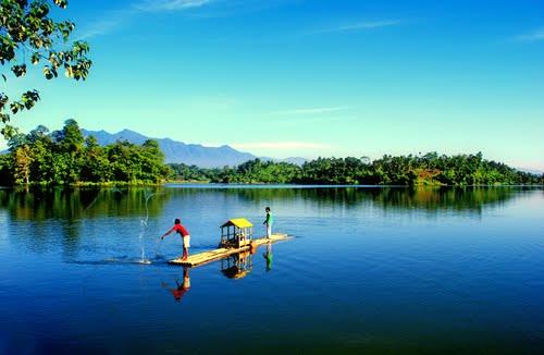 Situ Gede, 1. Pantai Karang Tawulan, 2. Situ Gede, 3. Pantai Cipatujah, 4. Pantai Sindangkerta, 5. Gua Malawang, 6. Waterboom Maarif Garden, 7. Kawasan Wisata Galunggung, 8. Teejay Waterpark, 9. Kampung Naga, 10. Curug Dengdeng