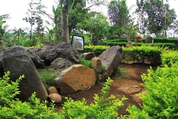Situs Duplang, 1. Pantai Paseban, 2. Pantai Puger, 3. Pantai Papuma, 4. Pantai Bandealit, 5. Tiara Waterpark, 6. Pemandian Kebon Agung, 7. Pantai Watu Ulo, 8. Air Terjun Tancak Jember, 9. Taman Botani, 10. Puncak Rembangan, 11. Kebun Teh Gunung Gambir, 12. Air Terjun Antrokan Manggisan, 13. Pantai Payangan, 14. Pemandian Patemon, 15. Situs Duplang