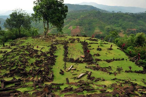 Situs Gunung Padang, 1. Kebun Raya Cibodas, 2. Taman Bunga Nusantara, 3. Situs Gunung Padang, 4. Pantai Jayanti, 5. Curug Citambur, 6. Telaga Biru, 7. Arung Jeram Sungai Cikundul, 8. Istana Presiden Cipanas, 9. Gunung Gede, 10. Waduk Jangari