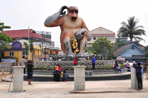 Taman Maskot, 1. Pulau Kembang, 2. Pasar Terapung, 3. Masjid Raya Sabilal Muhtadin, 4. Taman Siring Sungai Martapura, 5. Taman Maskot, 6. Jembatan Barito, 7. Pasar Intan Cahaya Bumi Selamat, 8. Masjid Sultan Suriansyah, 9. Kampung Sasirangan, 10. Museum Wasaka, 11. Pantai Joras, 12. Pulau Birah-birahan, 13. Pulau Samber Gelap, 14. Danau Biru Pengaron, 15. Puncak Bukit Lebak Naga