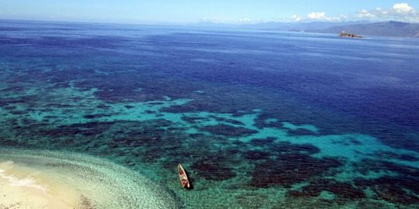 Taman Laut Tumbak, 1. Taman Laut Bunaken, 2. Pantai Malalayang, 3. Pulau Lihaga, 4. Pulau Siladen, 5. Arung Jeram Timbukar, 6. Monumen Yesus Memberkati, 7. Danau Tondano, 8. Kota Bunga Tomohon, 9. Taman Wisata Tandurusa, 10. Manado Tua, 11. Bukit Kasih, 12. Pulau Lembeh, 13. Taman Laut Tumbak, 14. Air Terjun Kima Atas, 15. Waruga Sawangan
