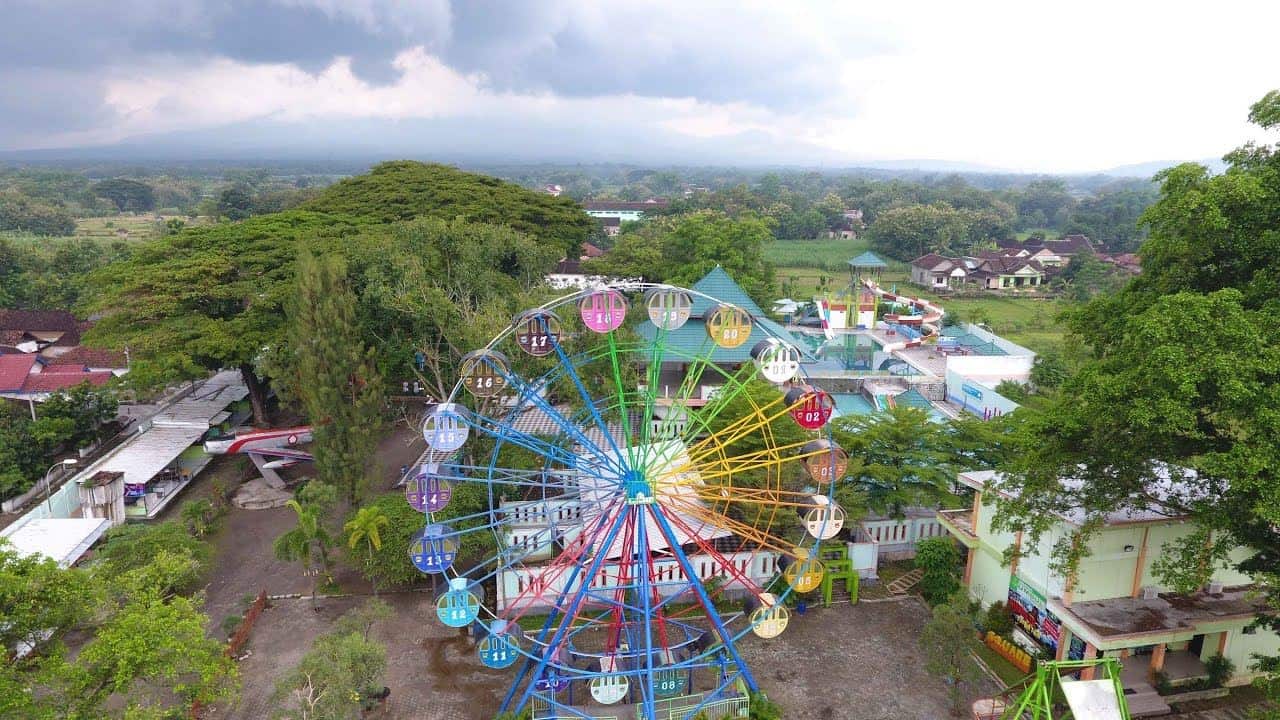 Taman Wisata Umbul, 1. Taman Wisata Umbul, 2. Situs Nglambangan, 3. Waduk Kedungbrubus, 4. Sun City Water and Theme Park, 5. Dumilah Water Park, 6. Masjid Kuno Kuncen, 7. Wana Wisata Grape, 8. Air Terjun Krecekan Denu, 9. Air Terjun Serondo, 10. Monumen Kresek