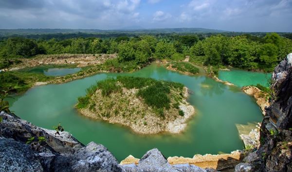 Telaga Biru Semin, 1. Gua Pindul, 2. Pantai Indrayanti, 3. Pantai Baron, 4. Pantai Siung, 5. Pantai Pok Tunggal, 6. Air Terjun Sri Gethuk, 7. Pantai Sundak, 8. Pantai Lambor, 9. Pantai Ngetun, 10. Bukit Bintang, 11. Goa Kalisuci, 12. Luweng Sampang, 13. Pantai Timang, 14. Telaga Biru Semin, 15. Pantai Watu Kodok