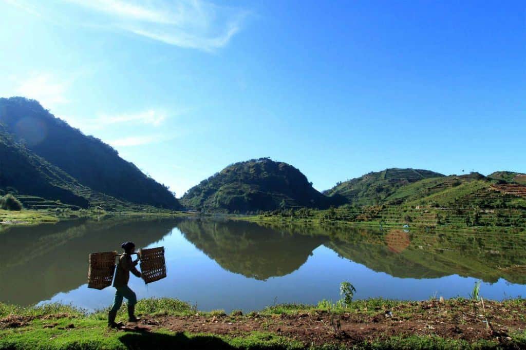 Telaga Cebong, 1. Kawah Dieng, 2. Telaga Warna, 3. Telaga Merdada, 4. Air Terjun Sikarim, 5. Kebun Teh Tambi, 6. Waduk Wadaslintang, 7. Arung Jeram Serayu, 8. Candi Dieng, 9. Sumur Jalatunda, 10. Bukit Sikunir, 11. Pemandian Air Hangat Kalianget, 12. Curug Winong, 13. Telaga Cebong, 14. Lubang Sewu, 15. Kebun Teh dan Kolam Renang Tanjungsari