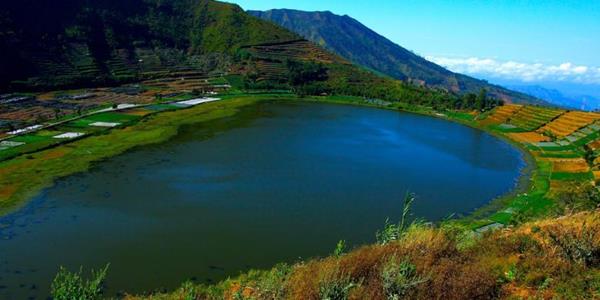 Telaga Merdada, 1. Kawah Dieng, 2. Telaga Warna, 3. Telaga Merdada, 4. Air Terjun Sikarim, 5. Kebun Teh Tambi, 6. Waduk Wadaslintang, 7. Arung Jeram Serayu, 8. Candi Dieng, 9. Sumur Jalatunda, 10. Bukit Sikunir, 11. Pemandian Air Hangat Kalianget, 12. Curug Winong, 13. Telaga Cebong, 14. Lubang Sewu, 15. Kebun Teh dan Kolam Renang Tanjungsari