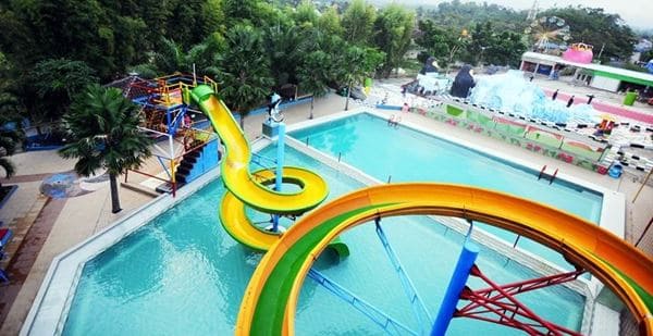 Tiara Waterpark, 1. Pantai Paseban, 2. Pantai Puger, 3. Pantai Papuma, 4. Pantai Bandealit, 5. Tiara Waterpark, 6. Pemandian Kebon Agung, 7. Pantai Watu Ulo, 8. Air Terjun Tancak Jember, 9. Taman Botani, 10. Puncak Rembangan, 11. Kebun Teh Gunung Gambir, 12. Air Terjun Antrokan Manggisan, 13. Pantai Payangan, 14. Pemandian Patemon, 15. Situs Duplang