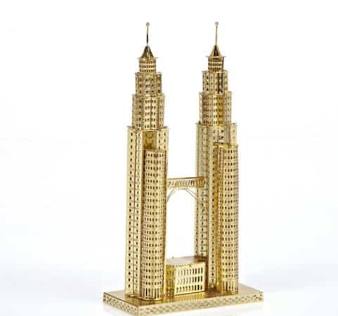 miniatur menara petronas, 1. Kerajinan Perak, 2. Kaos Malaysia, 3. Gantungan Kunci dan Magnet Malaysia, 4. Miniatur Menara Kembar Petronas, 5. Kerajinan Timah, 6. Milo Malaysia, 7. Coklat Malaysia, 10. Ukiran Kayu