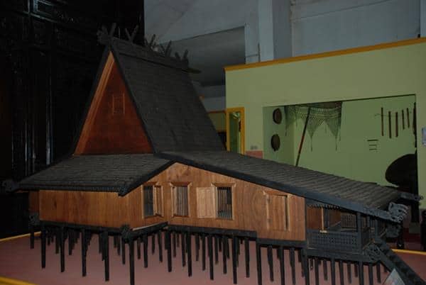 miniatur, 1. Batu Mulia, 2. Rabuk Ikan, 3. Amplang, 4. Kue Rangai, 5. Kaos Banjarmasin, 6. Sasirangan, 7. Panting, 8. Miniatur Rumah Adat, 9. Ikan Seluang, 10. Dodol Kandangan