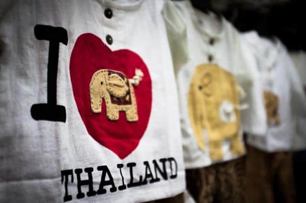 oleh-oleh khas thailand, 1. Hunting Tiket Pesawat Murah, 2. Pesan Penginapan yang Murah, 3. Belajar Bahasa Thailand Sedikit, 4. Jangan Ragu untuk Naik Transportasi Umum, 5. Bawa Pakaian Secukupnya, 6. Buat Itinerary Sendiri, 7. Tukarkan Rupiah Ke Baht Di Indonesia, 8. Cicipi Kuliner Khas Thailand Di Kaki Lima, 9. Kunjungi Tempat Wisata Murah dan Gratis, 10. Berburu Oleh-Oleh yang Ekonomis