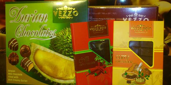 coklat durian, 1. Kerajinan Perak, 2. Kaos Malaysia, 3. Gantungan Kunci dan Magnet Malaysia, 4. Miniatur Menara Kembar Petronas, 5. Kerajinan Timah, 6. Milo Malaysia, 7. Coklat Malaysia, 10. Ukiran Kayu