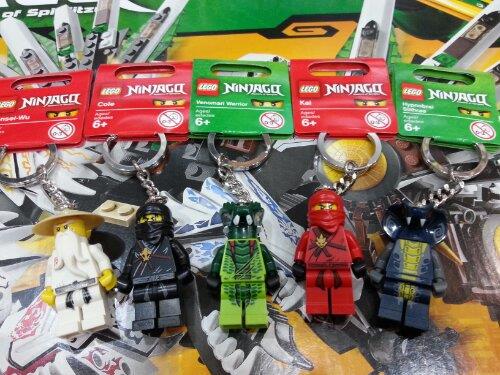 lego malaysia, 1. Kerajinan Perak, 2. Kaos Malaysia, 3. Gantungan Kunci dan Magnet Malaysia, 4. Miniatur Menara Kembar Petronas, 5. Kerajinan Timah, 6. Milo Malaysia, 7. Coklat Malaysia, 10. Ukiran Kayu