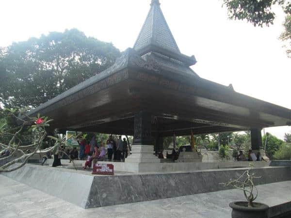 tempat wisata di blitar makam bung karno, 1. Makam Bung Karno, 2. Candi Penataran, 3. Pantai Pangi, 4. Pantai Peh Pulo, 5. Petilasan Rambut Monte, 6. Agrowisata Karangsari, 7. Pantai Tambakrejo, 8. Rafting Soko, 9. Pemandian Sumber Udel, 10. Pantai Serang, 11. Pantai Jolosutro, 12. Goa Embultuk, 13. Candi Gambar Wetan, 14. Pantai Gondo Mayit, 15. Coban Wilis