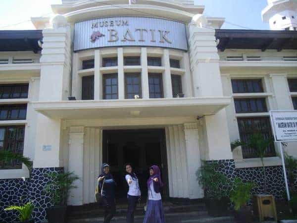 tempat wisata di pekalongan museum batik, 1. Museum Batik, 2. Curug Bajing, 3. Kebun Teh Pagilaran, 4. Pantai Pasir Kencana, 5. Pantai Slamaran Indah, 6. Desa Wisata Lolong, 7. Linggo Asri, 8. Pantai Depok, 9. International Batik Center, 10. Gunung dan Curug Rogojembangan