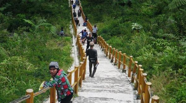 tempat wisata di tasikmalaya gunung galunggung, 1. Pantai Karang Tawulan, 2. Situ Gede, 3. Pantai Cipatujah, 4. Pantai Sindangkerta, 5. Gua Malawang, 6. Waterboom Maarif Garden, 7. Kawasan Wisata Galunggung, 8. Teejay Waterpark, 9. Kampung Naga, 10. Curug Dengdeng