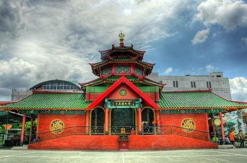 Masjid Cheng Ho, 1. Rencanakan Destinasi Wisata dengan Jelas, 2. Jangan Membawa Barang Terlalu Banyak, 3. Hindari Wisata Ekstrem yang Menguras Tenaga, 4. Sahur dengan Makanan yang Bergizi, 5. Tidak Melewatkan Ibadah Selama Berwisata, 6. Berwisata Sembari Mendengarkan Murottal atau Ceramah, 7. Lakukan Wisata Rohani, 8. Wisata Malam, Kenapa Tidak?, 9. Buka Puasa Bersama dengan Warga atau Komunitas Setempat, 10. Sempatkan Istirahat Saat Berwisata